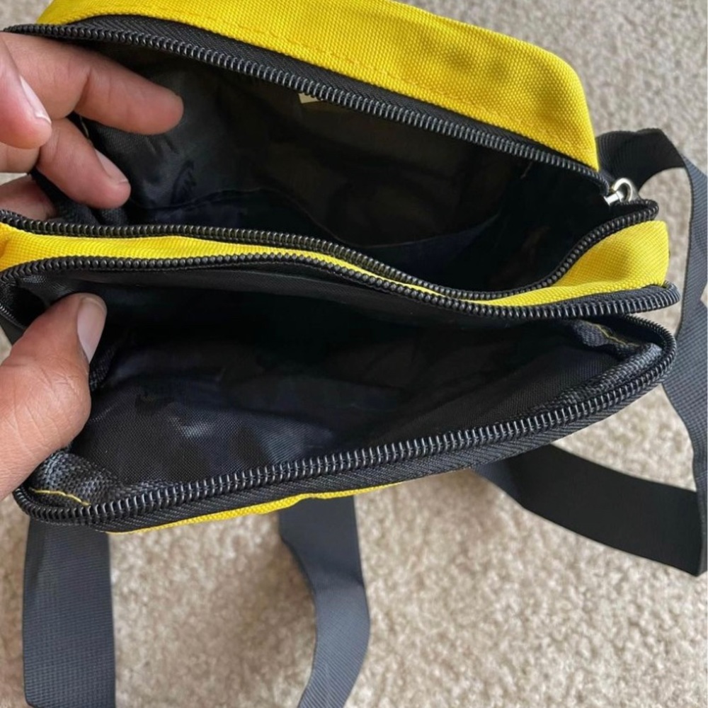 Nike Crossbody or messenger bag ❤️🧢SALE 🌎❤️❤️🔥 - Picture 3 of 3